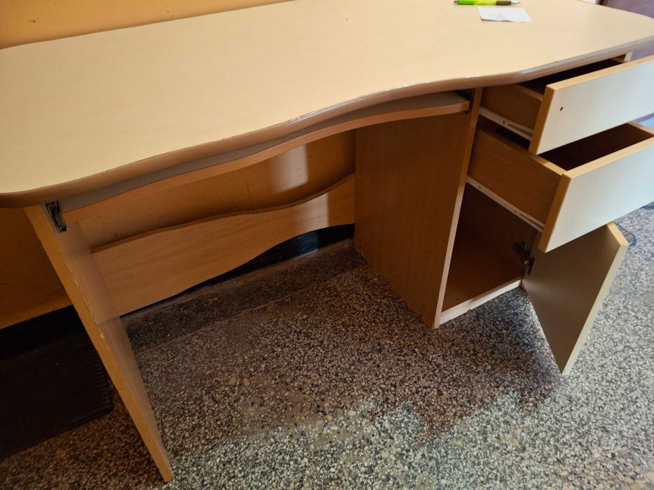 Спешно продавам ученическо бюро