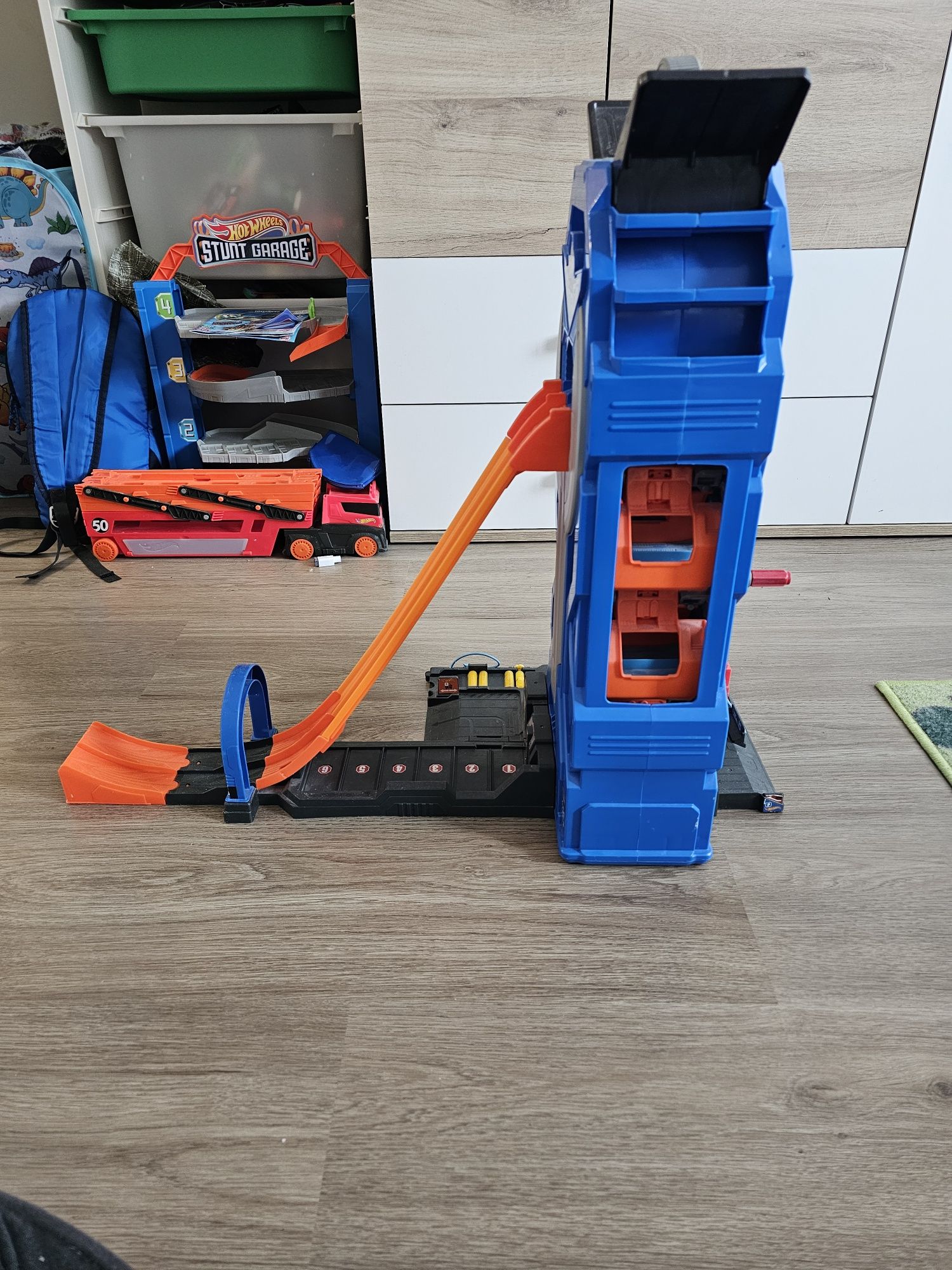 Мега гараж Hot wheels