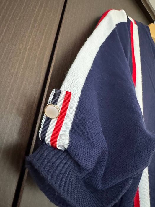 Тениски на райе: синя и less drama, more techno