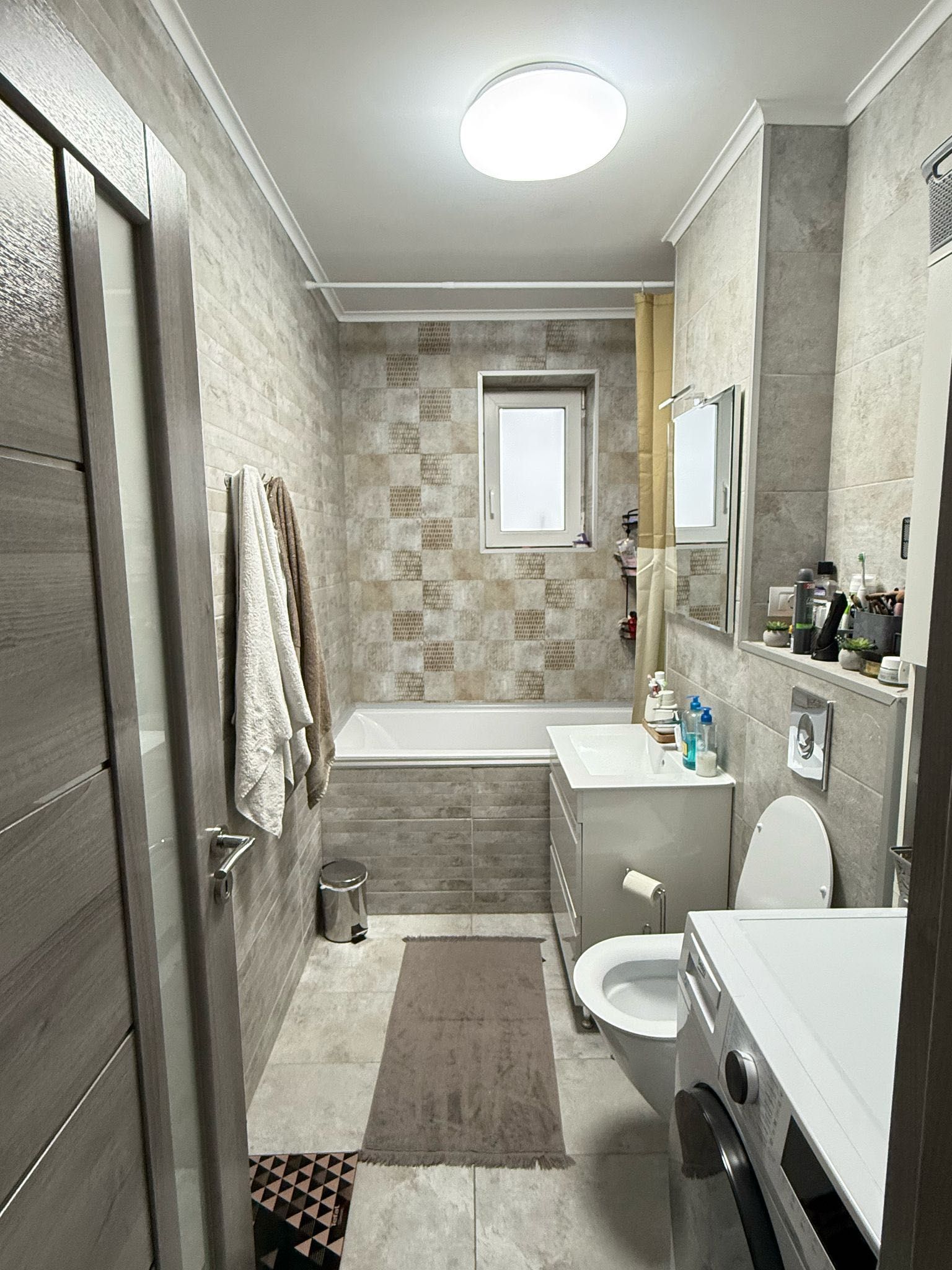 Apartament de vânzare în bloc nou, complet mobilat și utilat.