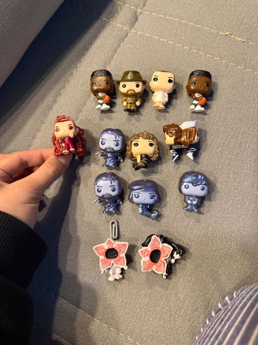 Продам фигурки из киндера очень странные дела