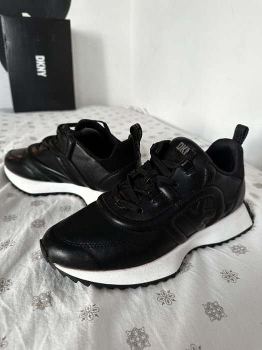 Черни маратонки dkny