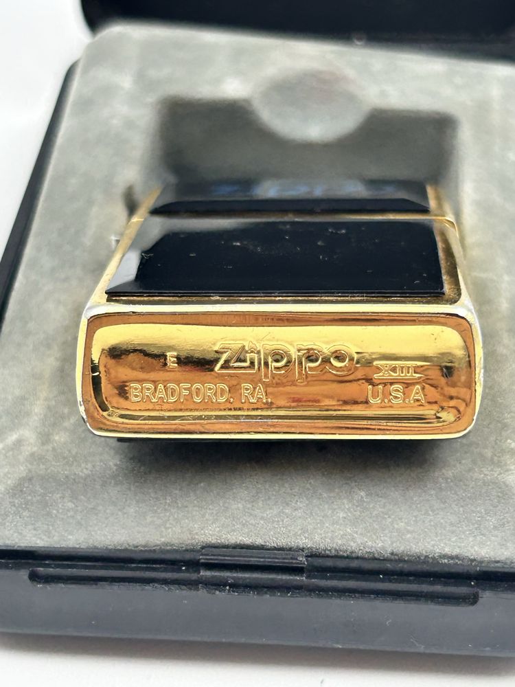 Zippo черна със златисто запалка