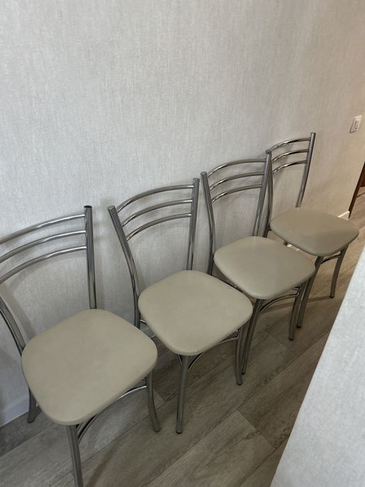 Стулья кухонные 4 штуки в хорошем состоянии 22 тысячи торг уместен