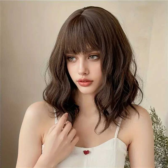 Кестенява вълнообразна къса перука с бретон #4