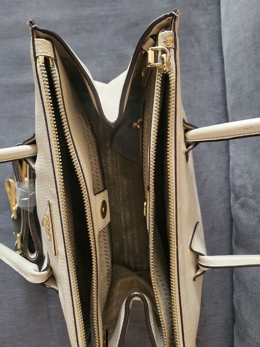 Чанта Prada среден размер