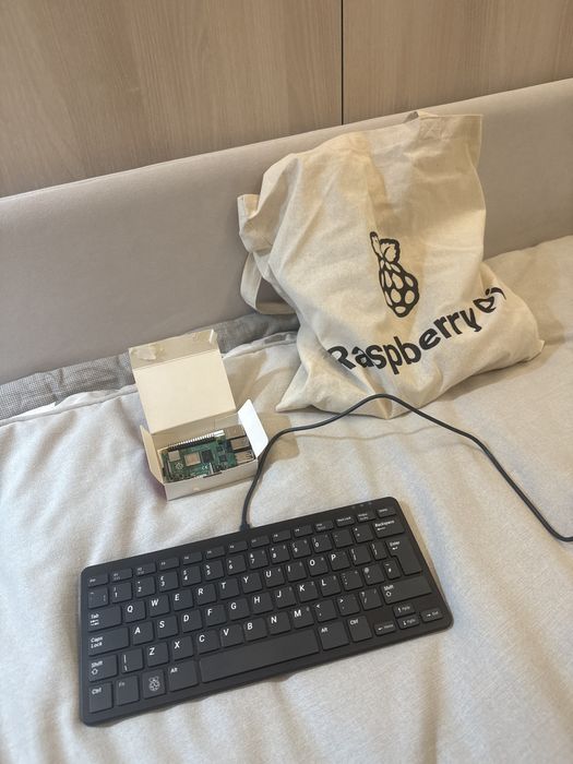 Raspberry pi 4 model B + беспоатное клавиатура raspberry pi