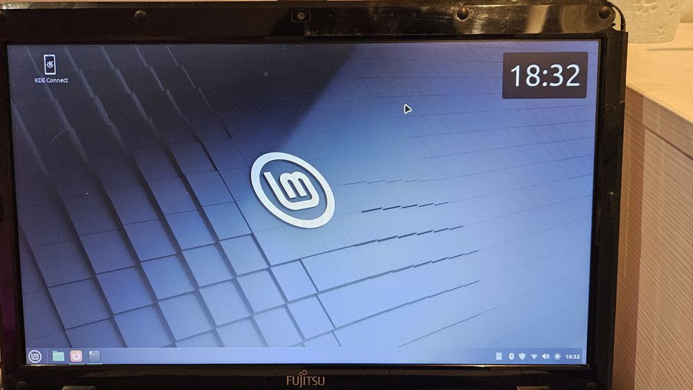 Fujitsu AH531 лаптоп