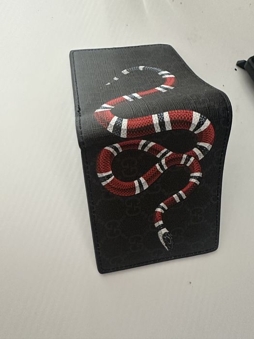 portofel gucci.