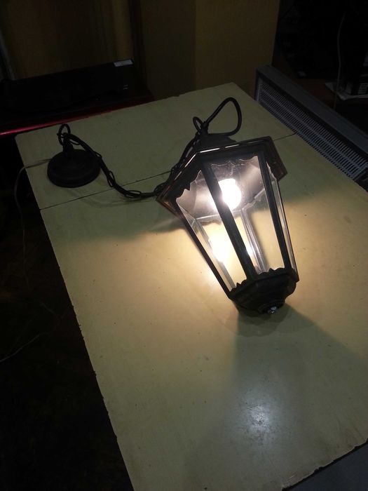 Стар метален електрически фенер.