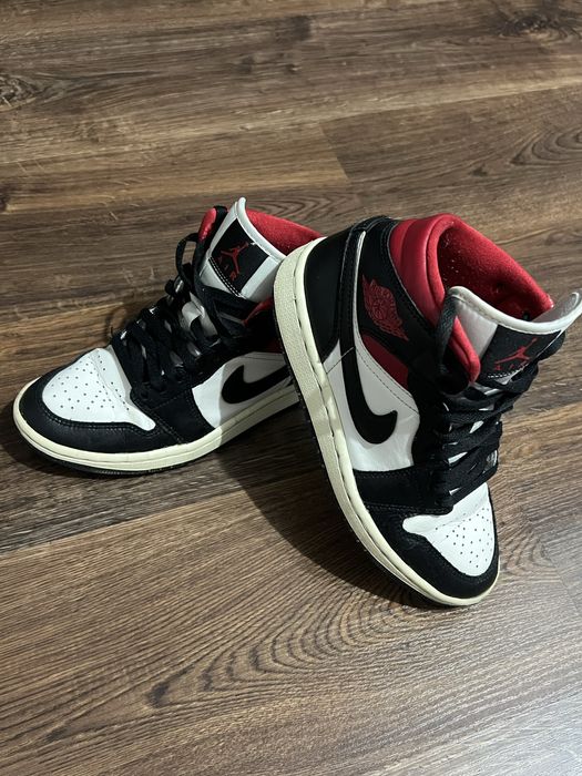 Adidasi Nike Air Force si Nike Jordan