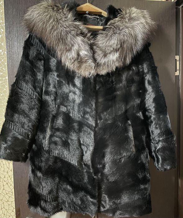 Шуба из козьего меха с воротником из чернобурой лисицы.