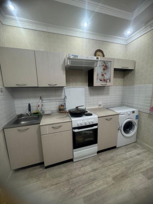 Кухонный гарнитур, и вытяжка