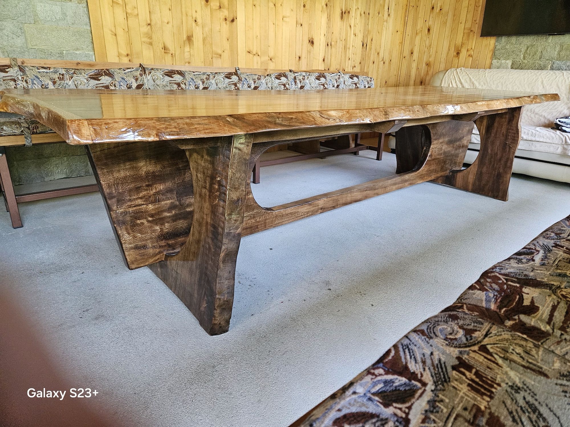 Продавам масивни маси от дърво Орех и Чинар