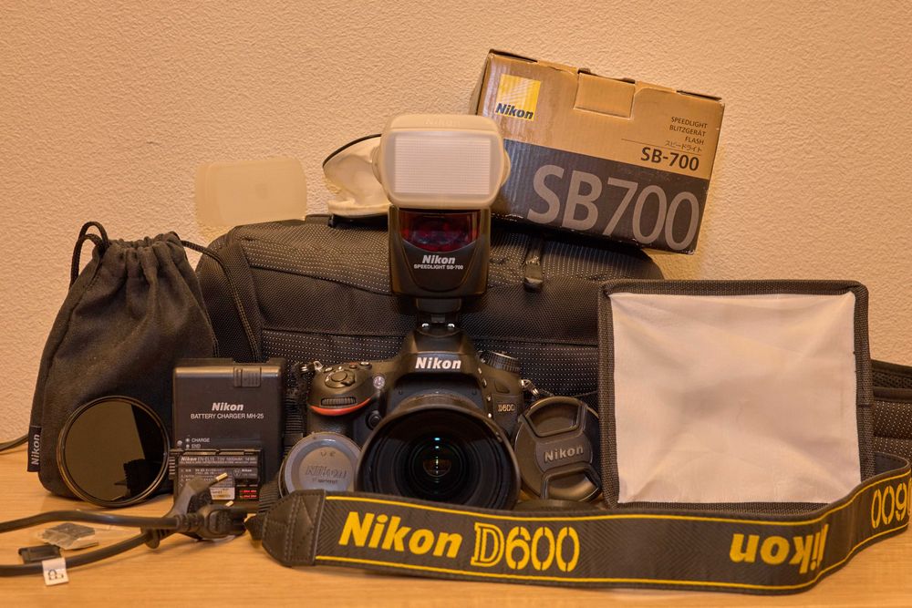 Фотоаппарат Nikon D600 с объективом Nikon 28mm f/1.8 G и вспышкой