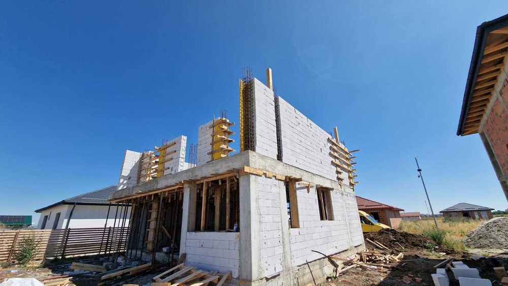 Construcții case la rosu si la cheie