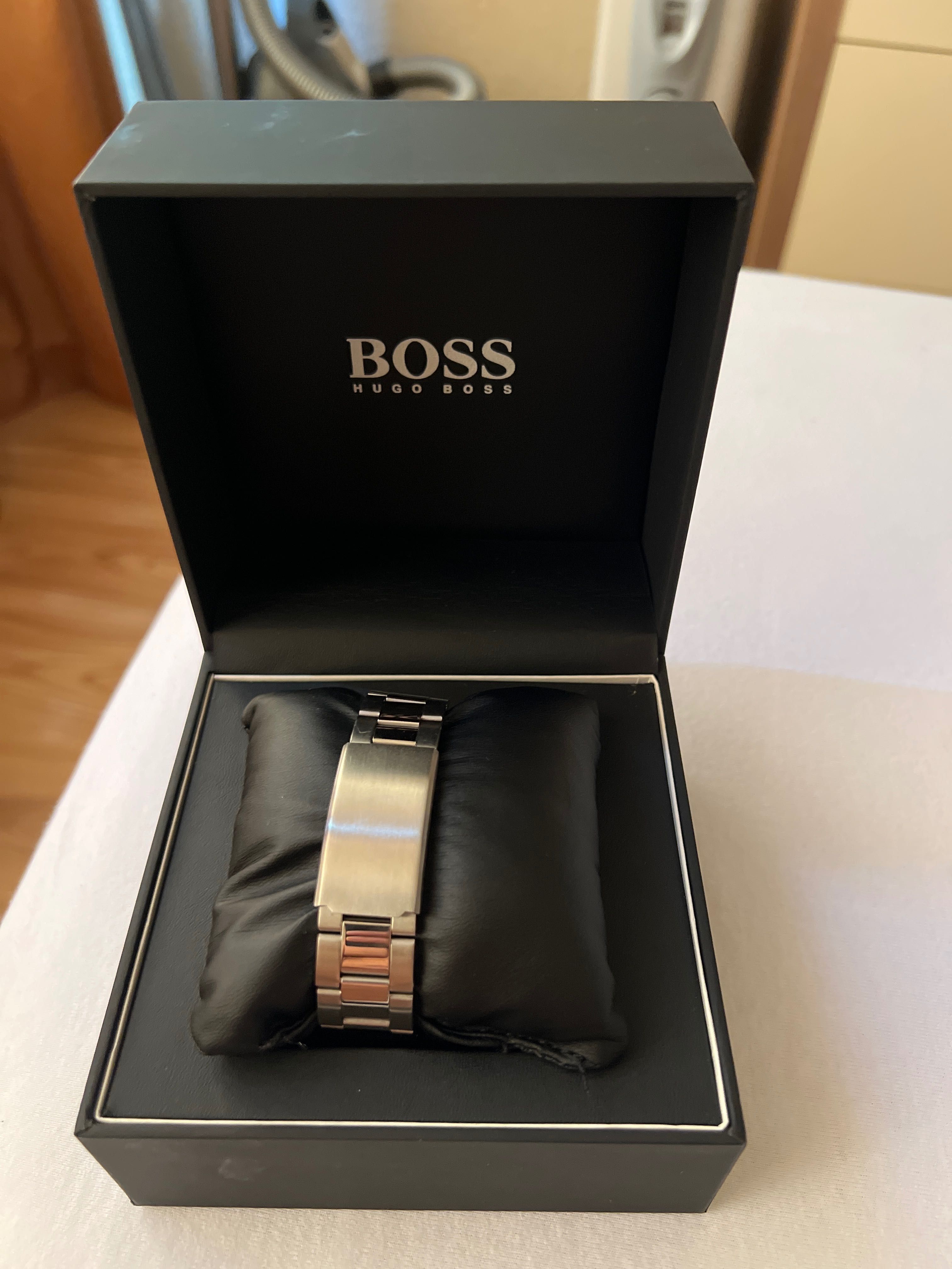 Часовник BOSS с батерия