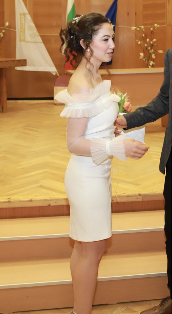 Бяла официална рокля с нежни мъниста