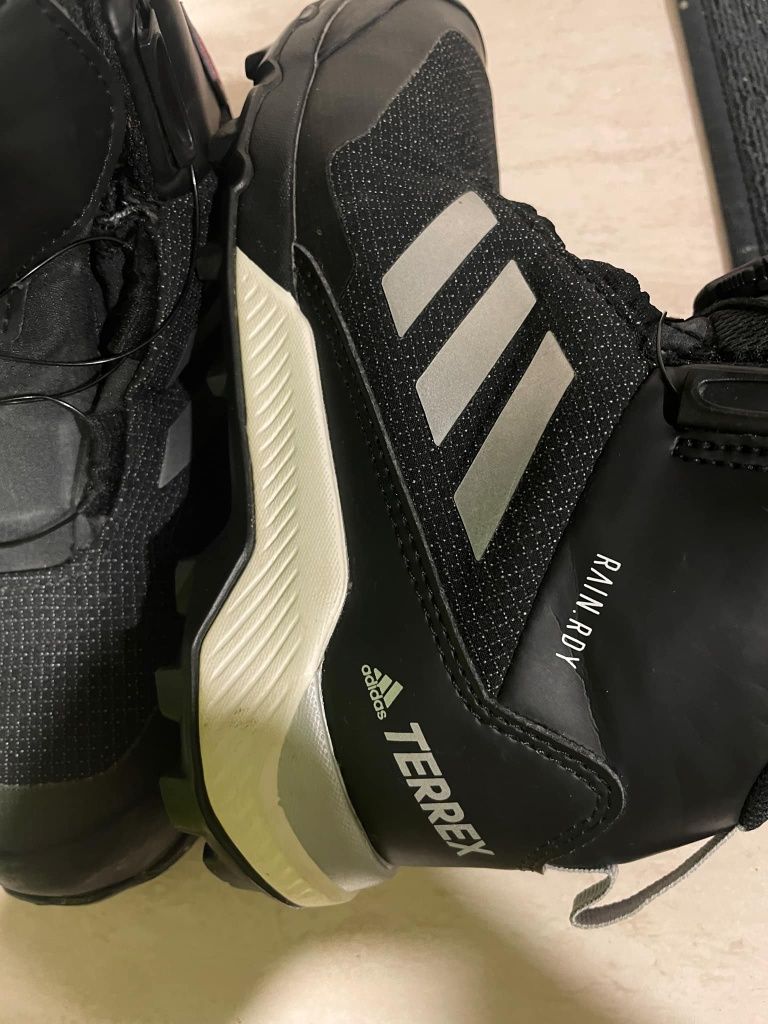 Боти Adidas 31 в отлично състояние