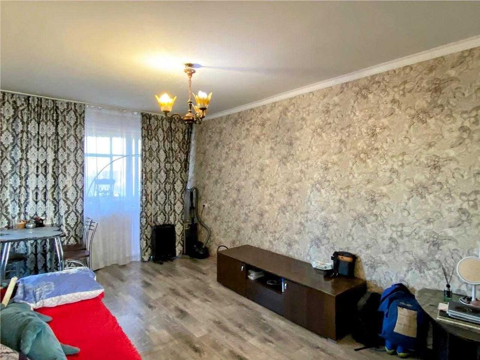 Продаю отличную 2-комн квартиру в 15 мкр, остановка рядом