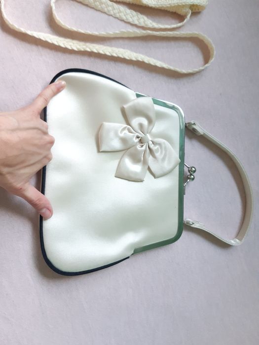 Нови мини дамски чанти в кремав цвят.