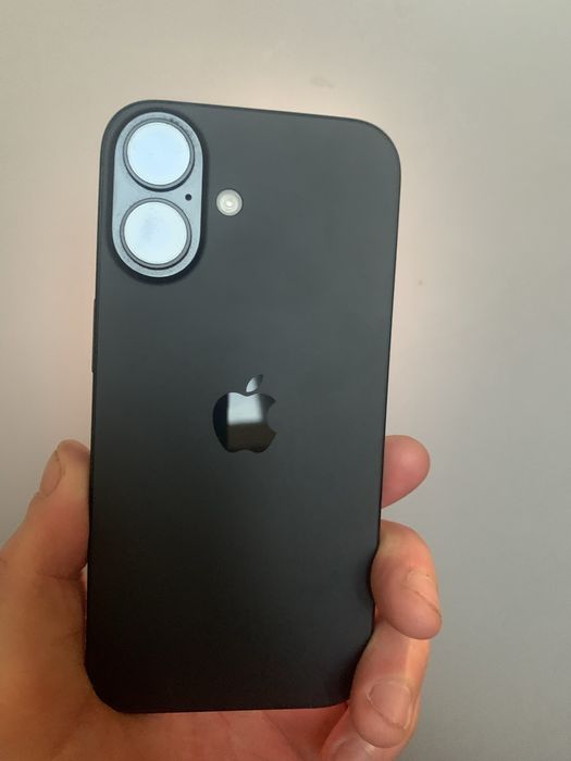 Продам айфон 16 в идеальном состоянии на 128 гигабайт батарея 94 срочн