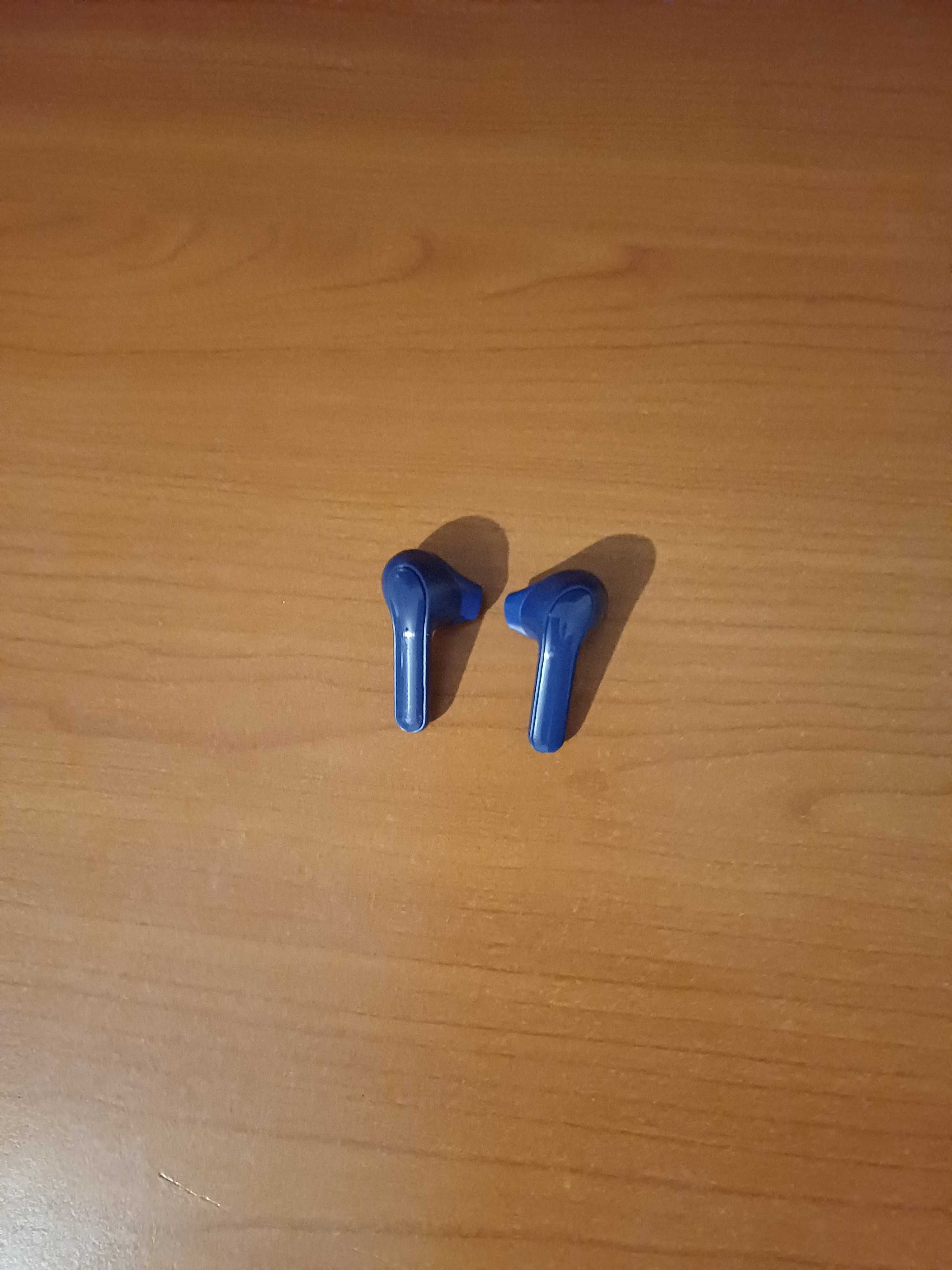 Vand casti hama de culoare albastra .