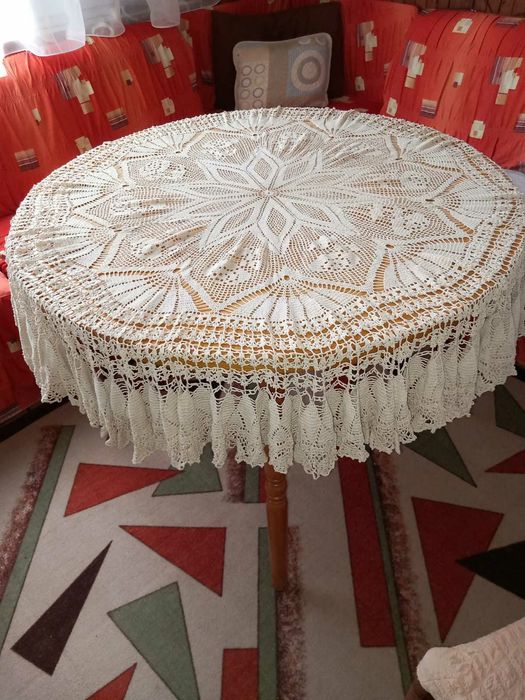 Покривка,плетена на една кука.