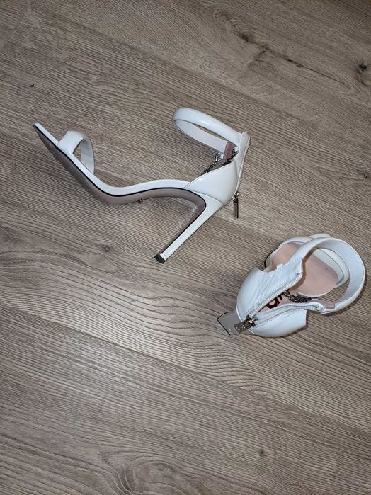 Sandale albe cu toc