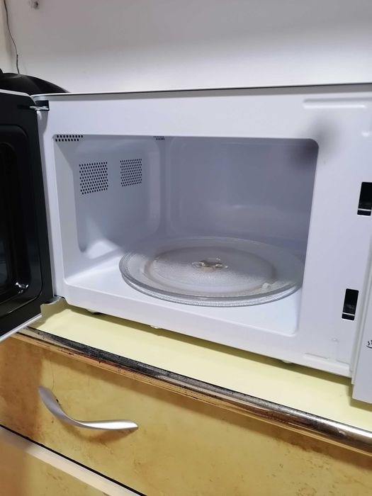 Vând urgent cuptor cu microunde