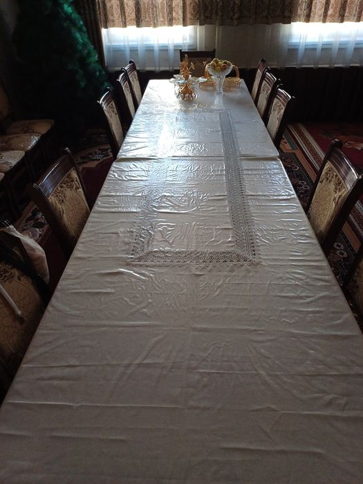 Большие 2 стола легко превращается в жер стол