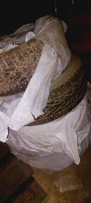 Продам зимние шипованные шины нокиан