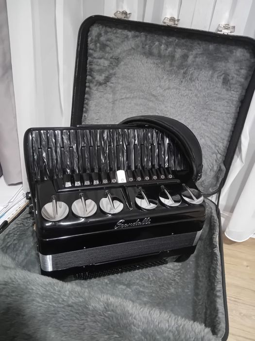 Vând acordeon Scandalli Brevetto