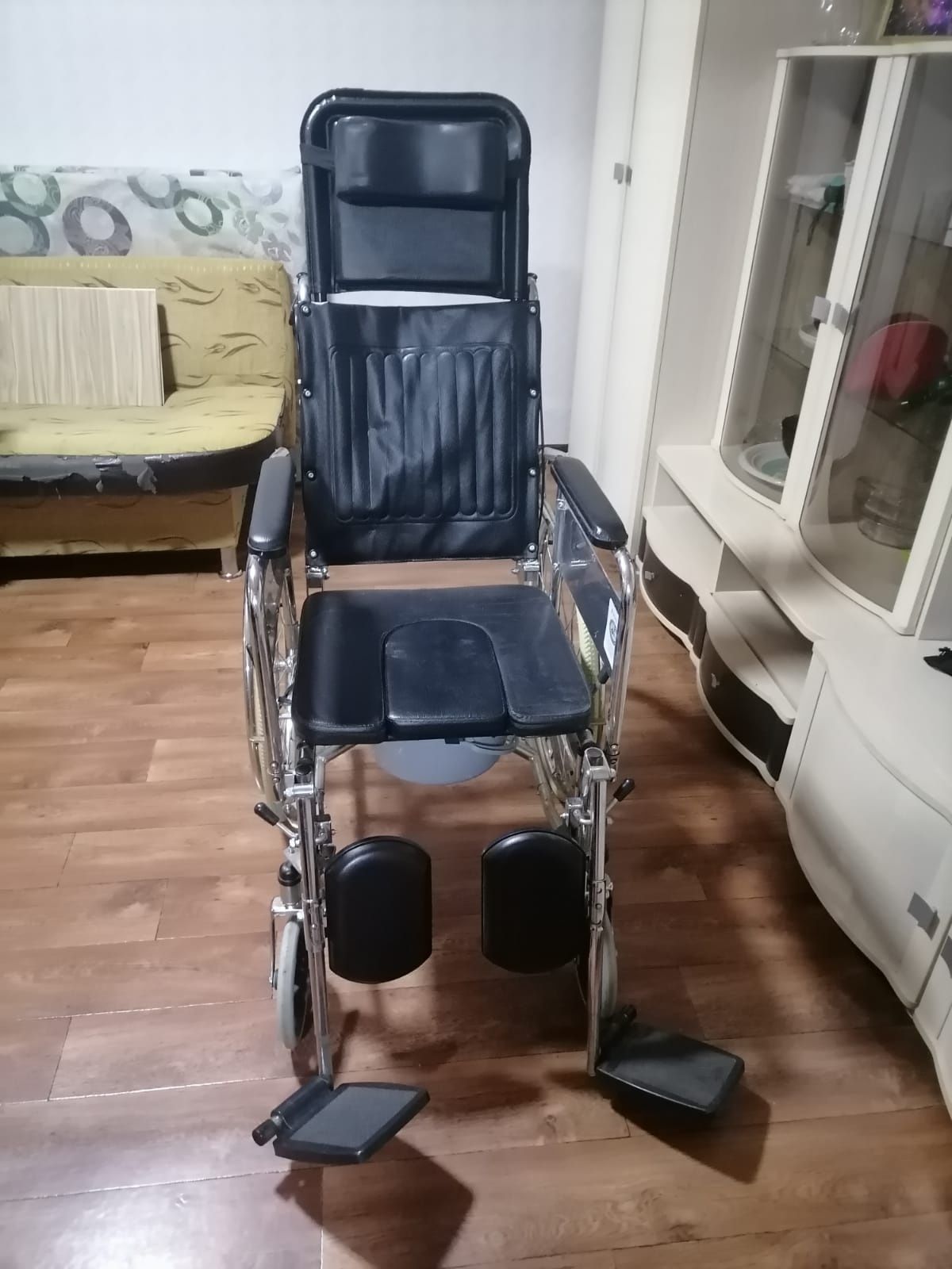 Продам инвалидную коляску новую