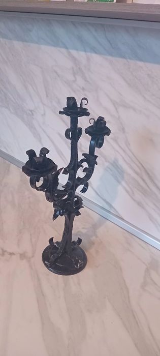 Голям кован метален свещник.