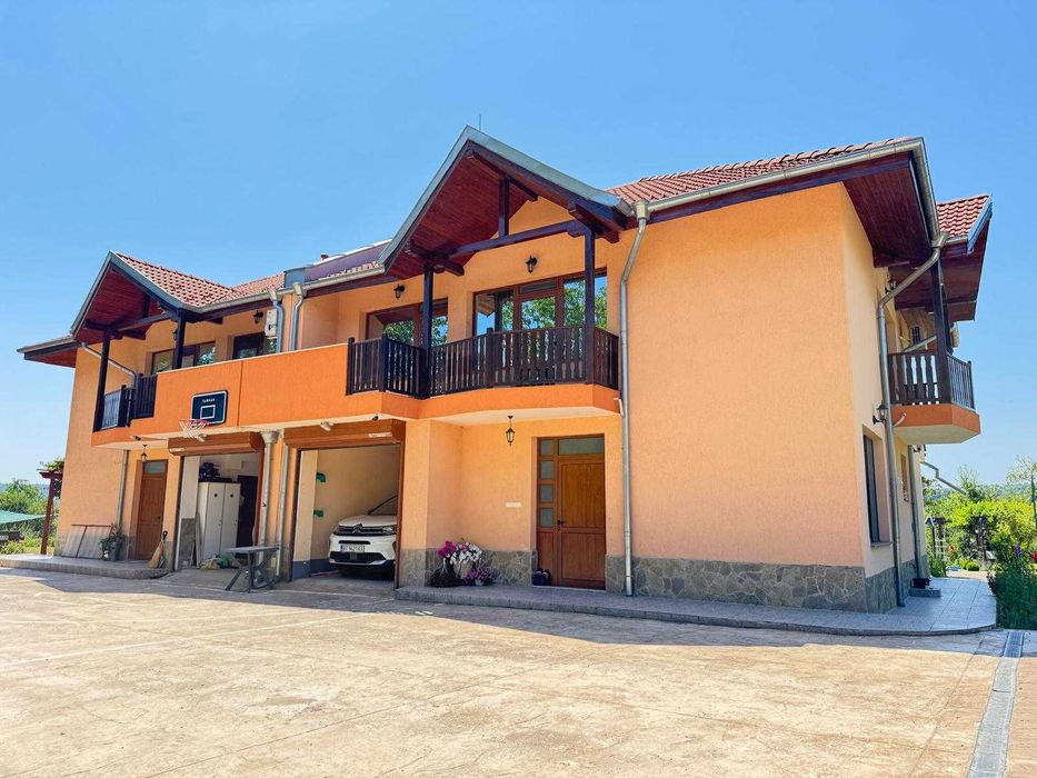 Двуфамилна къща с четири гаража