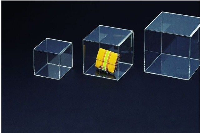 Piedestal din plexiglas sub forma de cub