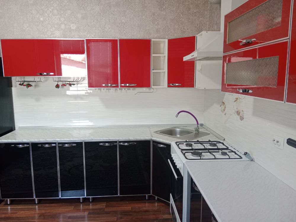 Кухонный гарнитур, мягкий уголок, газплита, вытяжка и микровалновка
