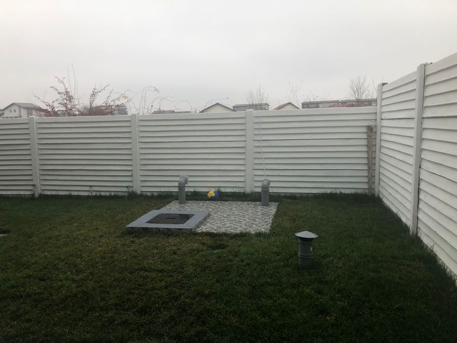 Gard din placi și stâlpi din beton vibrat