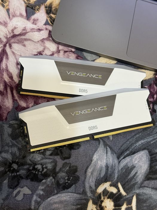 RAM Памет 2x16GB DDR5 6000 Corsair VENGEANCE RGB - CMH32GX5M2E6000C36W