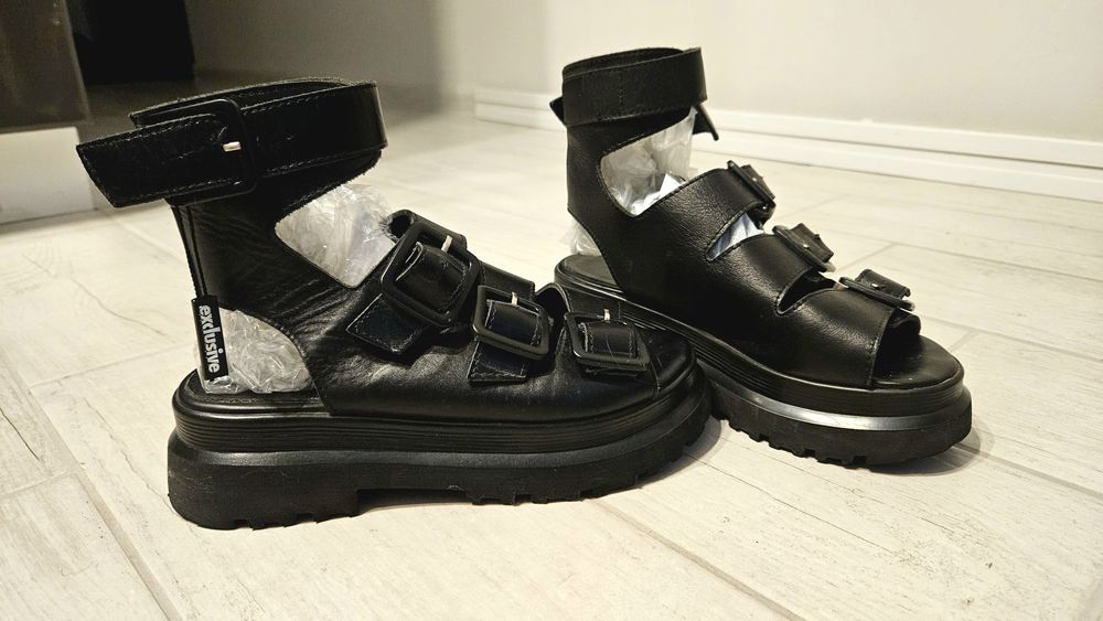 Високи кожени сандали