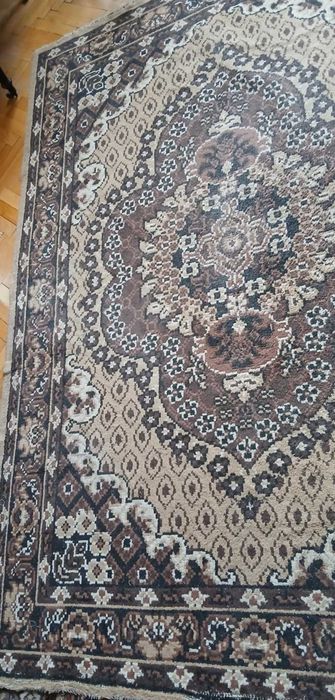 Килим тип персийски.  Ползван, запазен. 263/175 см