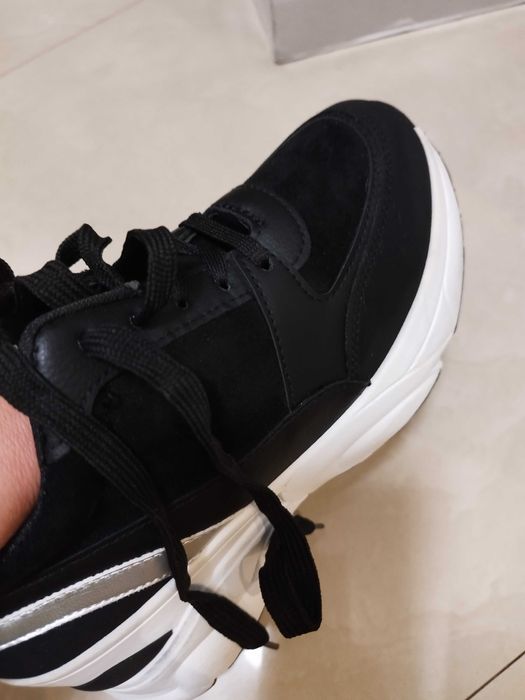 Маратонки и обувки на ток