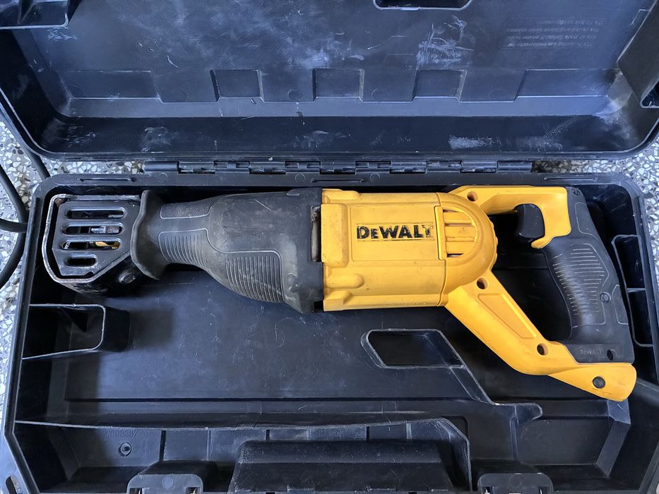 Саблен трион Dewalt DWE 305