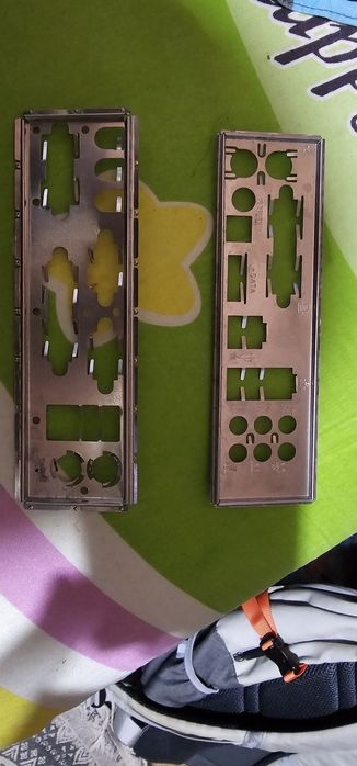 Shield uri pentru placa de baza.