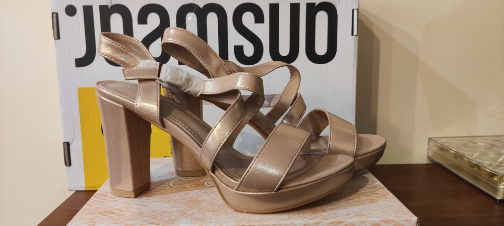 Sandale nude cu toc masiv