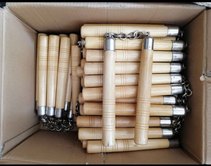 Нунджако с дървени дръжки