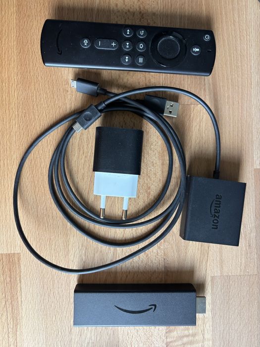 Fire TV Stick 4K Ultra HD cu Alexa Voice Remote și adaptor Ethernet