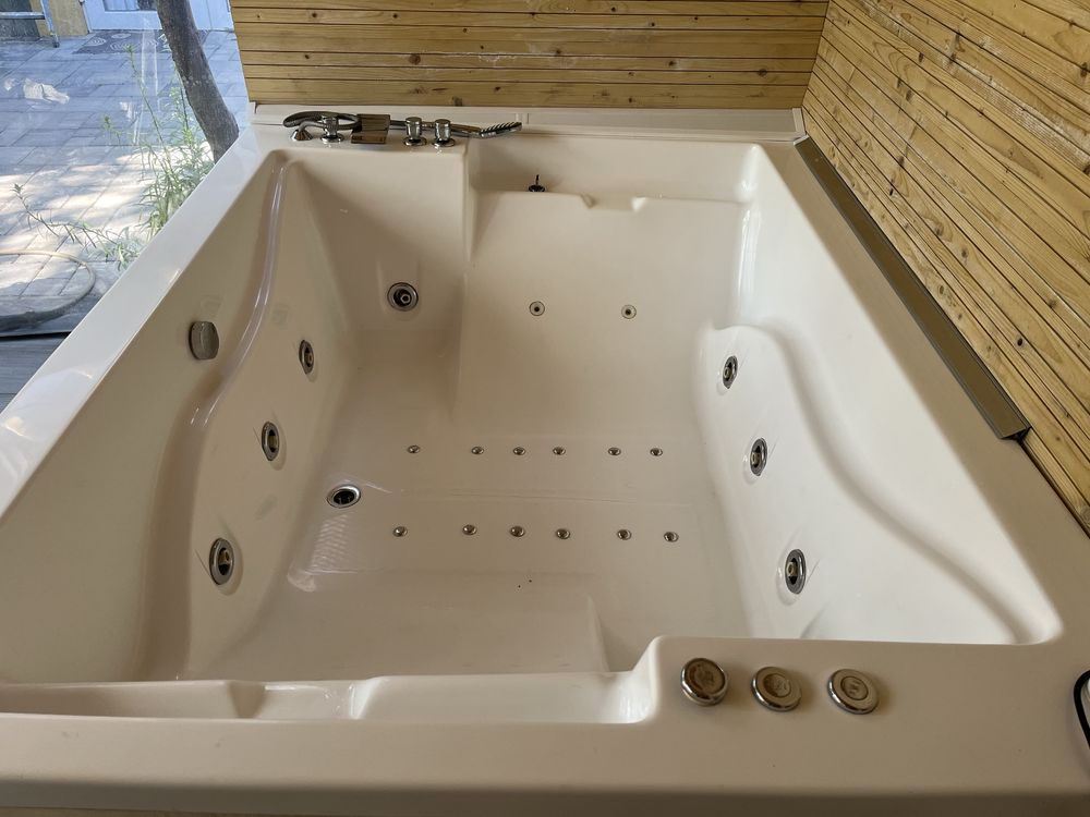 Jacuzzi exterior2-4 persoane 12 duze apa,12 duze aer stare foarte buna