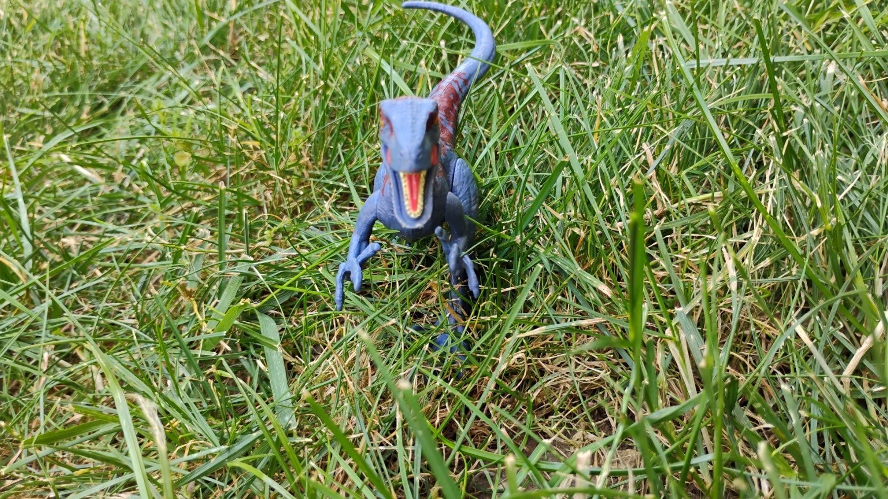 Динозавър velociraptor blue
